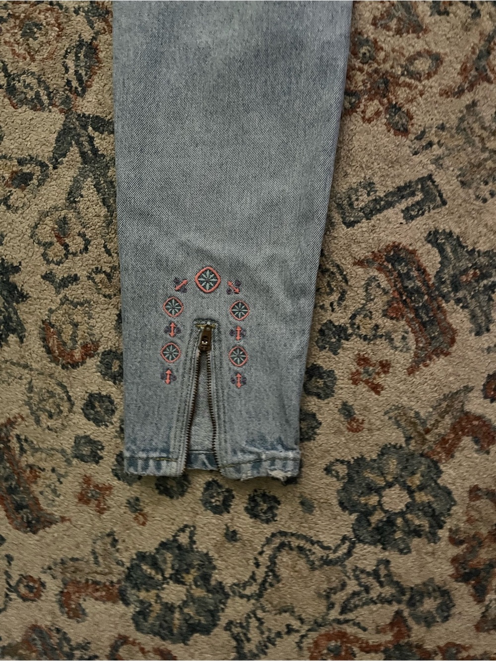 VINTAGE Lee Light Wash Blue High-Rise Ankle Jeans with Subtle Embroidery - Picture 7 of 11